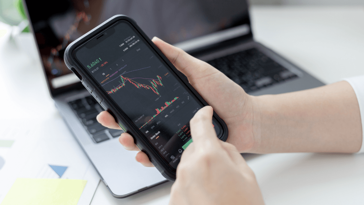 Robinhood vs Traditional Brokers: Which Investing Platform Fits Your Needs?
